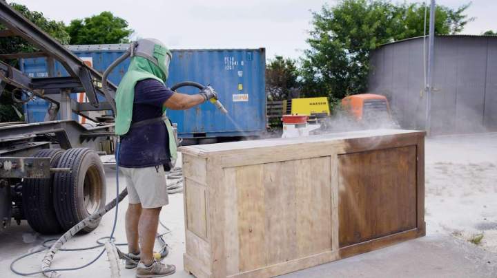 Sablage meuble en bois extérieur La Réunion