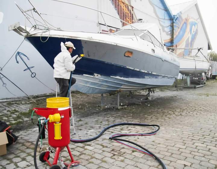 Nettoyage de coques de bateaux à La Réunion